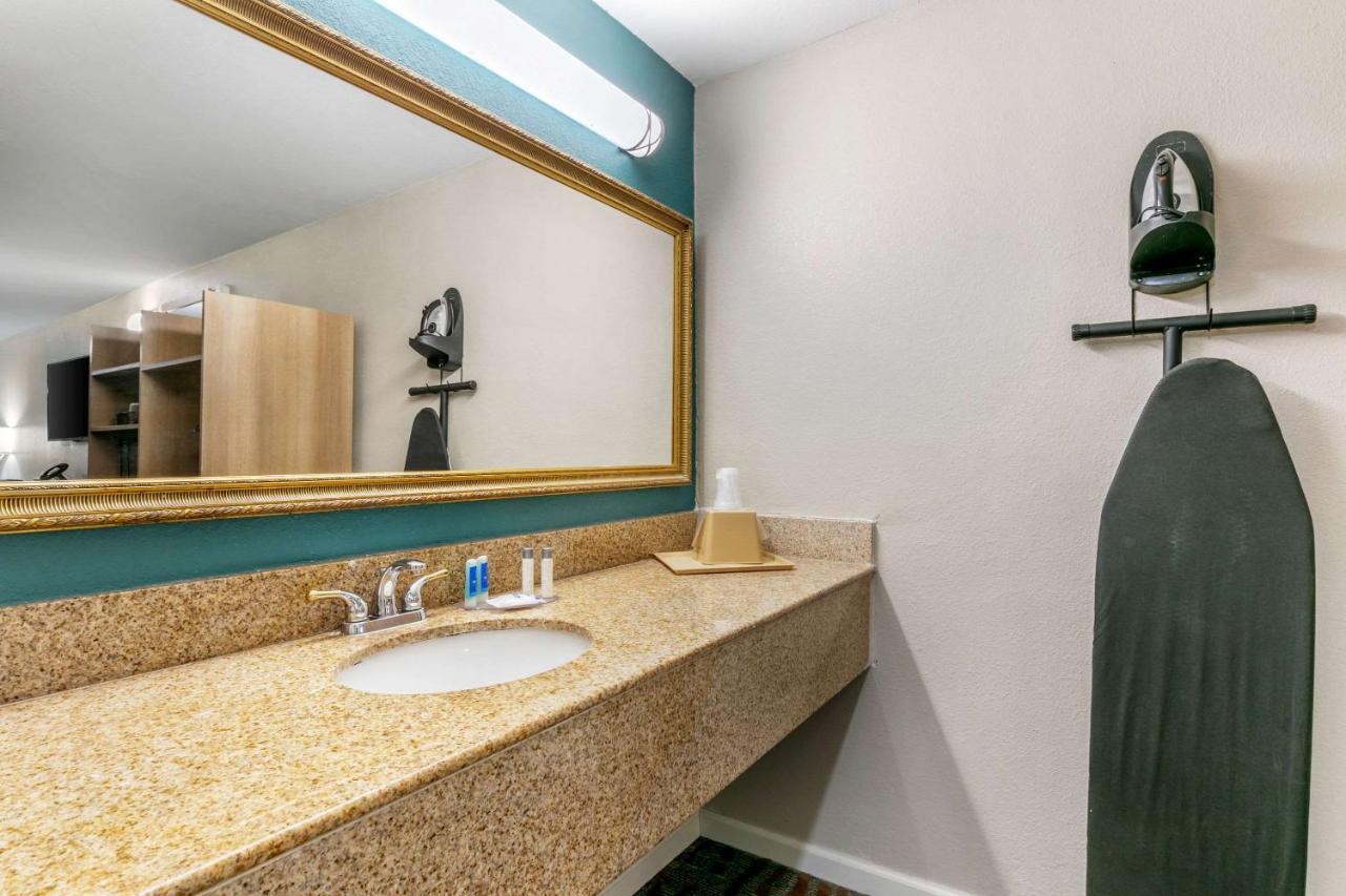 Rodeway Inn Memphis Bagian luar foto