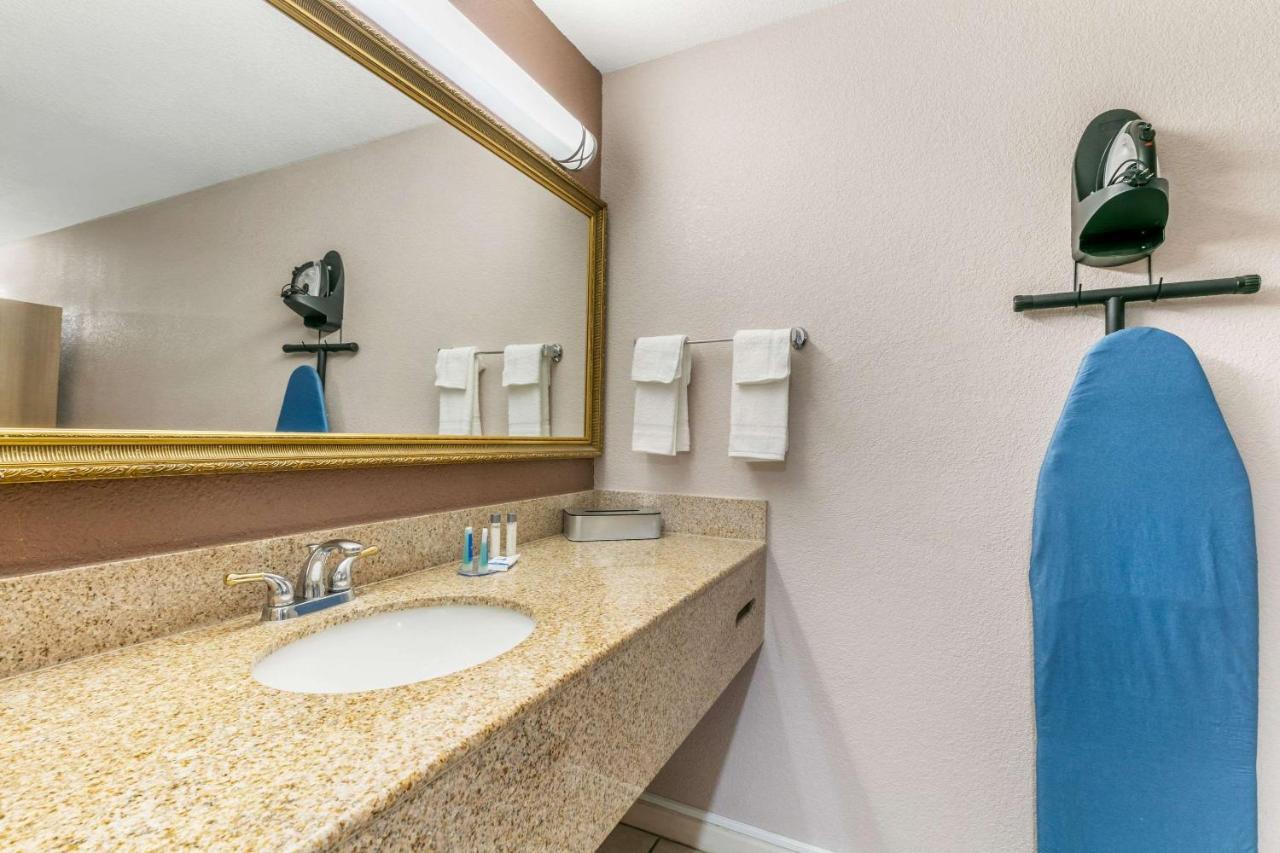 Rodeway Inn Memphis Bagian luar foto